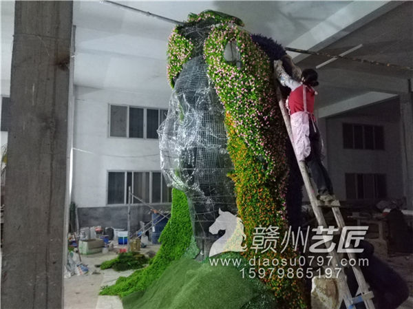 花姑娘雕塑植花草