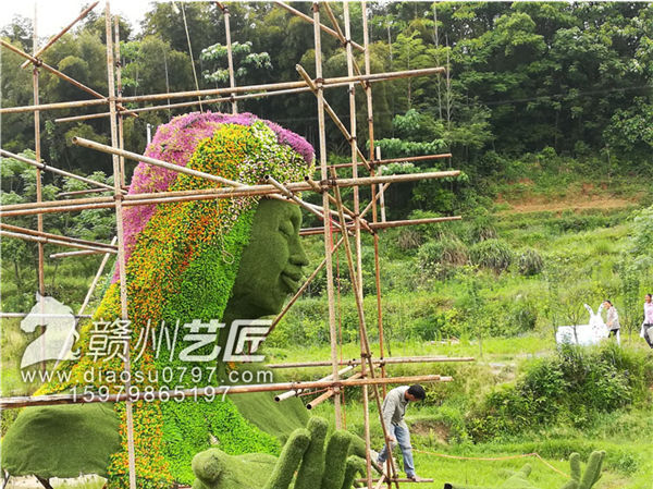 花姑娘雕塑安装现场