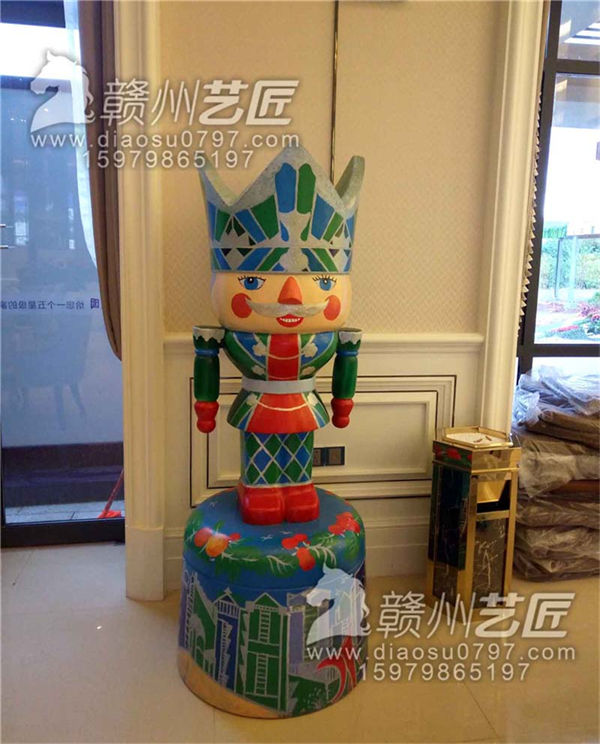 纸牌卡通雕塑