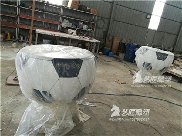 赣州足球雕塑 赣州玻璃钢雕塑